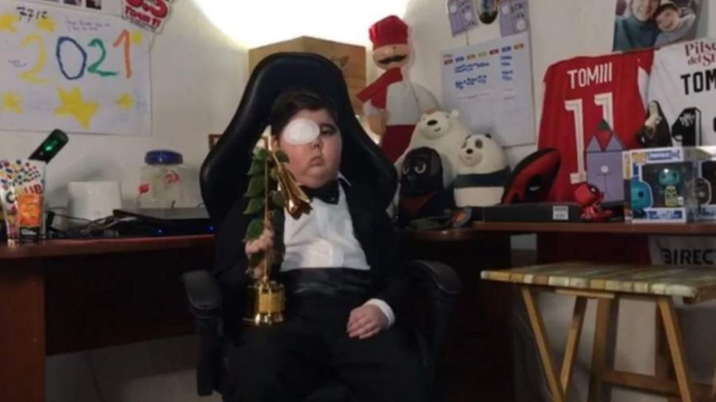 Tomás Blanch, alias tomiii 11, recibe el premio del Copihue de Oro