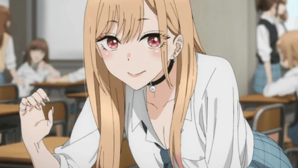 Marin Kitagawa usa su uniforme de escuela antes de salir de vacaciones