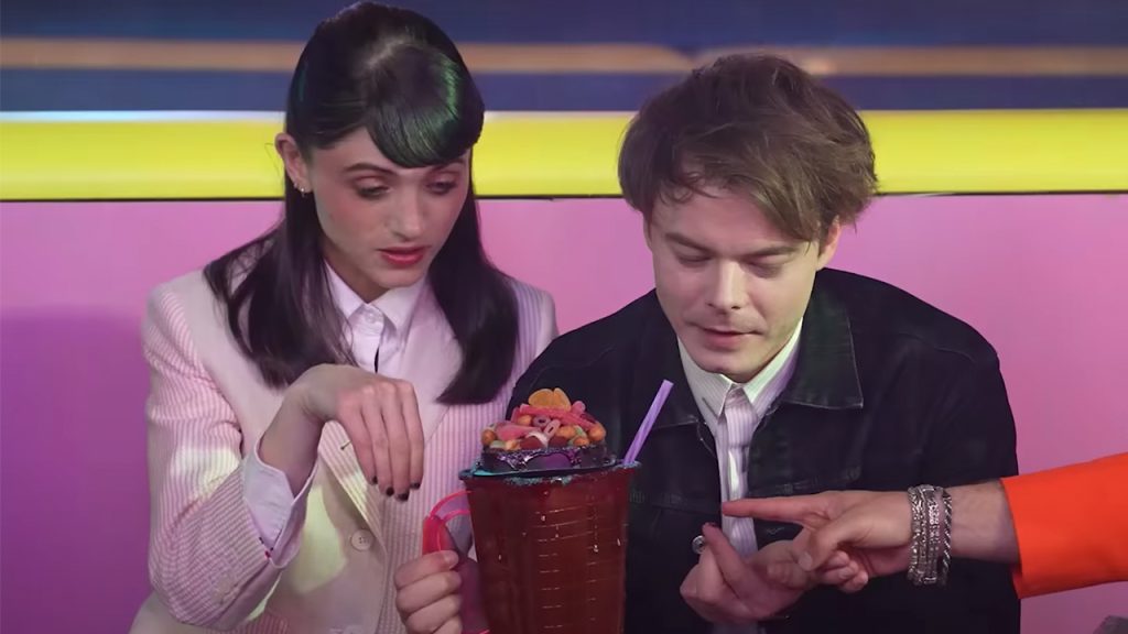 Nancy y Jonathan probando las licuachelas