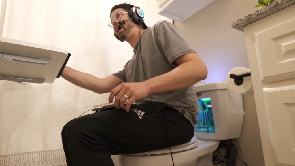 Arman una PC dentro de un escusado funcional