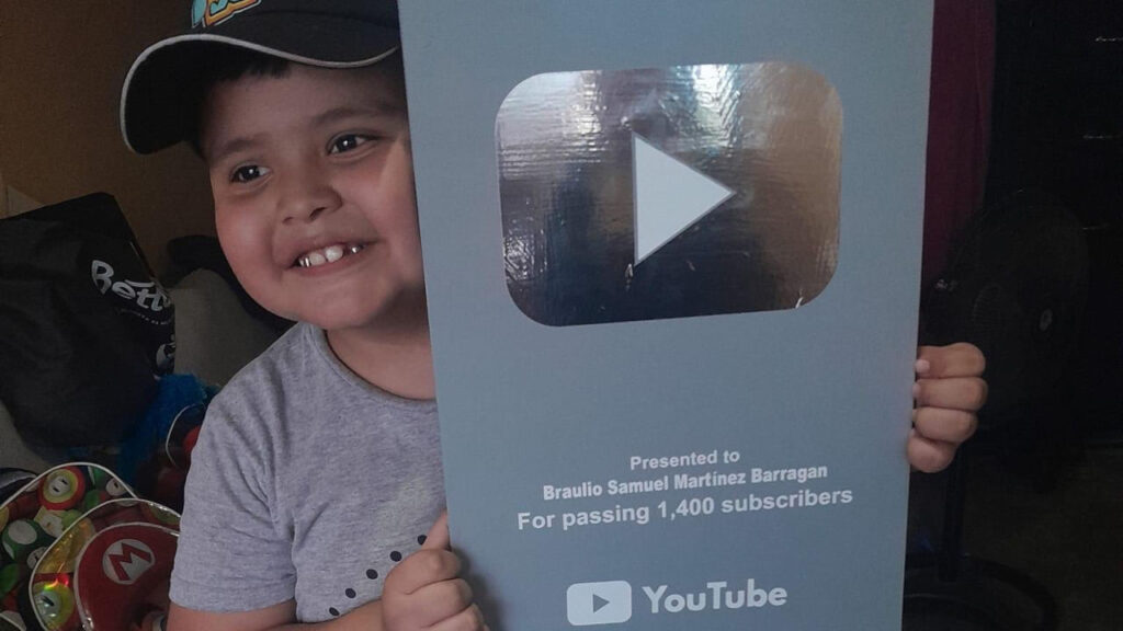 Pequeño influencer gana botón de YouTube gracias a su padre