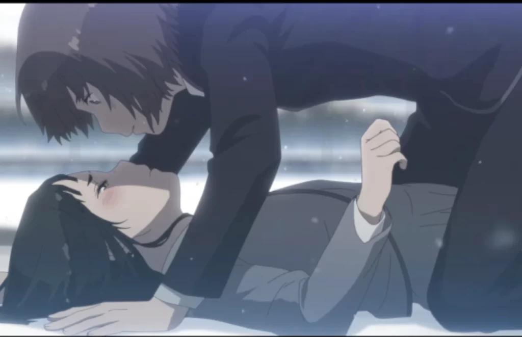 Maboroshi tiene varias facetas que hacen ruido, sin embargo, algo de lo más interesante es que se ambienta en un espacio y tiempo bastante particular. Después de un incidente en la fábrica de acero, un Dios podría haber maldecido a todo un pueblo que se quedaría atrapado en un espacio y tiempo que no avanzan. Debido a ello, la población también se quedaría congelada durante años, como si vivieran el mismo día.