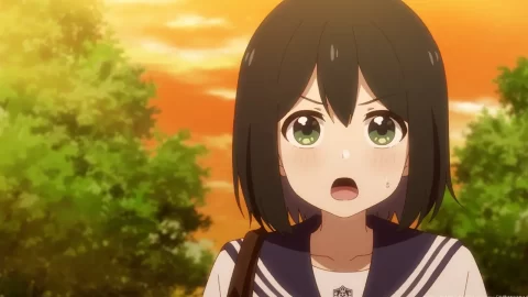 El episodio 3 de Senpai is an Otokonoko nos hará entrar en conflicto, ya que Makoto renunciará a sus afinidades “femeninas”. Senpai is an Otokonoko es una una serie que da apertura al espectro LGBTTTQIA en este verano de 2024, se lanzó junto Twilight Out of Focus. La historia se vértebra en un romance y en un nudo coming of age creado por Pom. El capítulo número 3 te destrozará el corazón, más detalles a continuación. El ending lleva por nombre “Are ga koi dattano kana ft. Nishina” de Kujira. El tema de opening también es interpretado por Kujira y se titula “Wagamama”. El manga obtuvo cuatro volúmenes que se serializaron de diciembre de 2019 hasta diciembre de 2021. La adaptación a anime está a cargo de Project No. 9 que se encargó de producir Shironeko Project: Zero Chronicle. El manga fue inicialmente publicado en Line Manga. El director del anime es Shinsuke Yanagi y los guiones están a cargo de Yoriko Tomita. Si quieres saber más detalles de la producción, checa la página oficial aquí. El título cuenta con varios premios —el tercer lugar del Next Manga Award en 2021—. La entrega cuenta con una animación cálida y brillante que es digna de la historia de Makoto. https://youtu.be/6s4qXStL7ZU?si=kd5BeEaP_2PC-wD1 Senpai is an Otokonoko: ¿cuándo sale el episodio 3? El capítulo 3 de Senpai is an Otokonoko se lanzará el jueves, 18 de julio de 2024. El capítulo 2 de Senpai is an Otokonoko se lanzó el jueves, 11 de julio de 2024. Se tituló “Un montón de cosas lindas (Peregrinaje de cosas lindas)”. Y en éste logramos ver las vacaciones de verano de Makoto. Ahora los tres chicos (Ryuji, Makoto y Saki) almuerzan juntos en la azotea de la escuela. La chica les pide su Line para conversar en vacaciones, pero se siente triste por no poder ver a su senpai como habitualmente, entre clases. Ryuji se apiada de ella y le pide que le lleve a Makoto un cuaderno que “olvidó” devolverle. La chica va a su casa y pasa un rato con su mamá, se enfrenta al “yo” de Makoto en formato masculino. Tras ello, él la acompaña a su casa pero se detienen un momento en el parque, ahí llega Ryuji con algunos fuegos artificiales. Juntos acuerdan salir un par de veces en las vacaciones (van al balneario y salen a comer). Mientras comen una hamburguesa también deciden que podrían ir de compras porque habrá un evento en la escuela —es de etiqueta— y Makoto y Saki necesitan un vestido. Los chicos (Sakí y Ryuji) convencen a Makoto de ir vestido como chica, se prueba un vestido y compra unos tacones rojos. Ryuji comienza a dudar acerca de si realmente ve a Makoto solamente como un amigo, porque es hombre aunque se vista de mujer y Ryuji está convencido de que le gustan las chicas. Sin embargo, su corazón se acelera, tendrá que descifrar qué sucede. https://x.com/princesscafe333/status/1813483786862211119?s=61 Hacia el final del capítulo vemos cómo la mamá de Makoto descubre el pañuelo que le dio Saki, y que es verdaderamente lindo. No obstante, entra en pánico, ¿acaso a Makoto aún le gustan las “cosas de niña”? La recámara está en penumbras cuando nuestro protagonistas llega a casa. Senpai is an Otokonoko busca desafiar los prejuicios hacia la nomenclatura de las convenciones de dinámicas de género, debido a ello entra en el espectro de LGBTTTQIA. El capítulo 3 se titula “Adiós a mí”. Y la sinopsis oficial es la siguiente: “Cuando su madre le pregunta ‘¿Todavía te gustan cosas tan de niña?’, Makoto miente diciendo que ya no le gustan las cosas lindas. Para no entristecer a su madre, decide que dejarán de gustarle las cosas adorables. Además, empieza a ir a la escuela en su apariencia masculina. Finalmente, le confiesa a Saki que quiere salir con ella...”. Sin embargo, ¿lo hace porque lo desea su corazón o únicamente para reafirmar su “masculinidad” ante su madre? Si bien, Makoto ya estaba demostrando inclinaciones hacia Saki, este giro abrupto sólo genera desconfianza y deja un regusto amargo tras sus decisiones. Senpai is an Otokonoko: ¿a qué hora sale el episodio 3? La hora de lanzamiento de Senpai is an Otokonoko es distinta según tu zona horaria. A continuación te presento diferentes horarios de Latinoamérica: México: 11:30 horas El Salvador: 11:30 horas Guatemala: 11:30 horas Costa Rica: 11:30 horas Nicaragua: 11:30 horas Honduras: 11:30 horas Colombia: 12:30 horas Ecuador: 12:30 horas Panamá: 12:30 horas Perú: 12:30 horas República Dominicana: 13:30 horas Puerto Rico: 13:30 horas Venezuela: 13:30 horas Paraguay: 13:30 horas Bolivia: 13:30 horas Cuba: 13:30 horas Argentina: 14:30 horas Uruguay: 14:30 horas Brasil: 14:30 horas Chile: 14:30 horas Y tú, ¿desde dónde esperas el nuevo episodio de Senpai is an Otokonoko? ¡Habrá mucho drama! ¿Qué responderá Saki? ¿Dónde puedo ver el episodio 3 de Senpai is an Otokonoko? La licencia de Senpai is an Otokonoko en Latinoamérica está a cargo de Crunchyroll, puedes verla aquí. En Japón, el anime se estrena a través de Fuji TV (noitaminA). Otros de los anime de temporada de verano son My Wife Has No Emotion, Red Cat Ramen, Suicide Squad Isekai, Roshidere, entre otros. Te recomendamos: Pride Month: Tatsuki Fujimoto, el autor de Chainsaw Man, te sorprende con una historia para terminar el mes del orgullo  ¿De qué se trata Senpai is an Otokonoko? La historia sigue a Hanaoka Makoto, un estudiante de preparatoria que ama las cosas lindas, así que se viste de mujer para ir a la escuela, en casa no lo hace para no “incomodar” a su mamá, así que vive dos realidades. Parece que anteriormente tuvo muchos conflictos en su hogar por sus decisiones. Su “secreto” sale a la luz cuando Saki Aoi, una chica bisexual, se le declara y él habla con franqueza, sin embargo, el joven nunca ocultó lo que sucedía, pero como siempre está vestido así en la escuela, los grados nuevos no sabían. Saki se encuentra con la inversa “confesión” no romántica de Makoto, quien menciona que es un chico al que le gustan las cosas lindas y debido a ello las utiliza; Makoto es protegido por Ryuji Taiga, su amigo de la infancia que lo tiene en alta estima y lo procura todo el tiempo, aunque quizá también lo quiere de otra forma... Los jóvenes crecerán juntos mientras intentan reconocer sus propias afinidades y afectos. Saki está decidida a ganarse el corazón de Makoto, quien se encuentra en un camino para encontrar una forma de expresar lo que es, por su parte, Taiga cuidará en todo momento a su amigo, quizá más de lo “necesario”.
