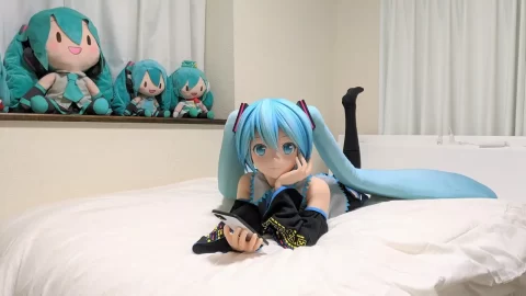 Hatsune Miku festeja su sexto aniversario de ¡matrimonio! Con un otaku.