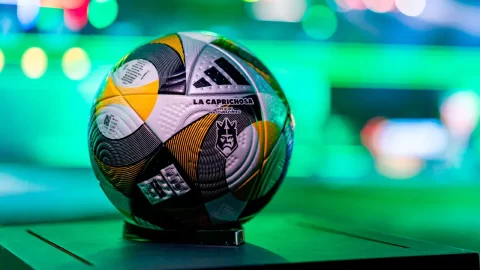 Kings League Americas "La Caprichosa" Balóin oficial